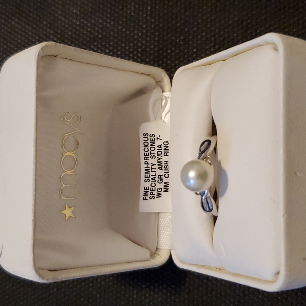 Macys Pearl 7MM and Diamond 14k White Gold Ring - Size 6 EUC
